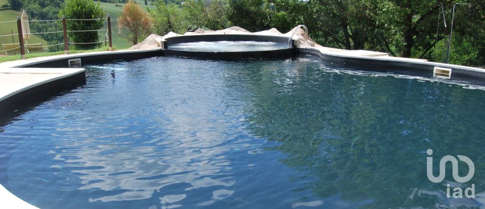 Hotel-restaurant of 2,500 m² in Urbino (61029)