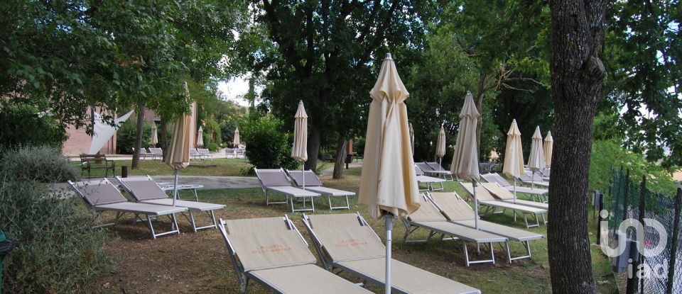 Hotel-restaurant of 2,500 m² in Urbino (61029)