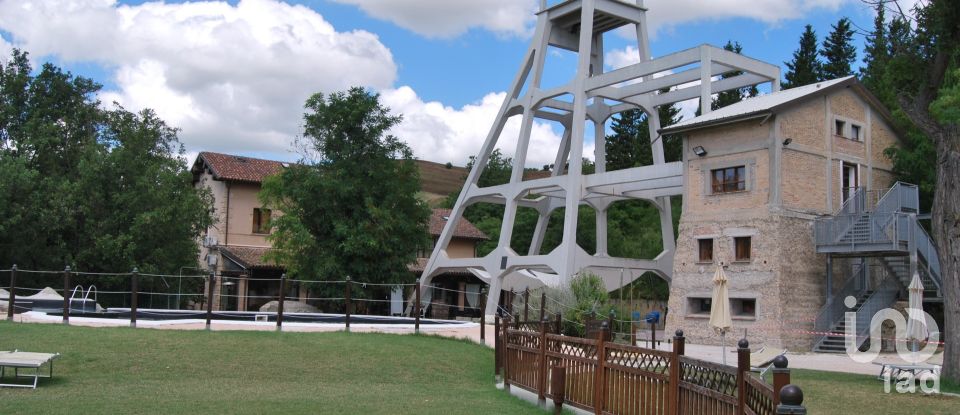 Hotel-restaurant of 2,500 m² in Urbino (61029)