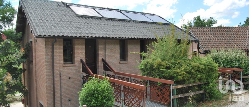 Hotel-restaurant of 2,500 m² in Urbino (61029)