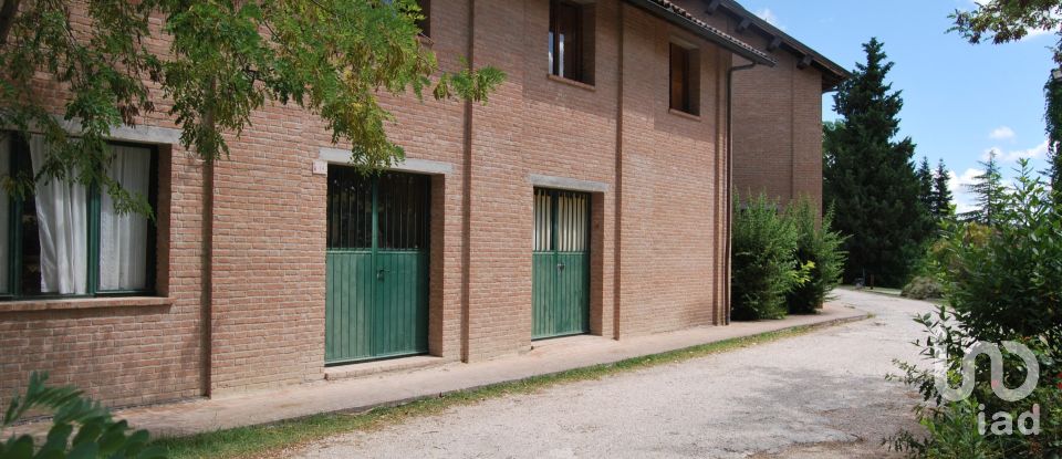 Hotel-restaurant of 2,500 m² in Urbino (61029)