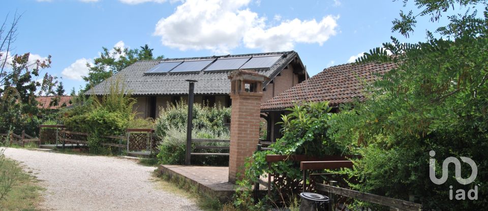 Hotel-restaurant of 2,500 m² in Urbino (61029)