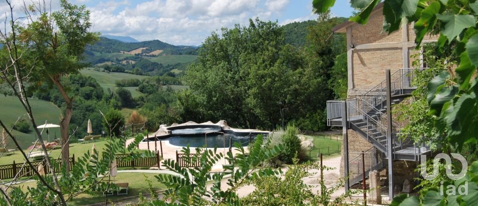 Hotel-restaurant of 2,500 m² in Urbino (61029)