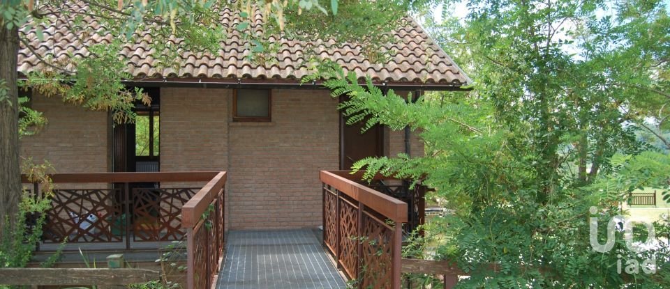 Hotel-restaurant of 2,500 m² in Urbino (61029)