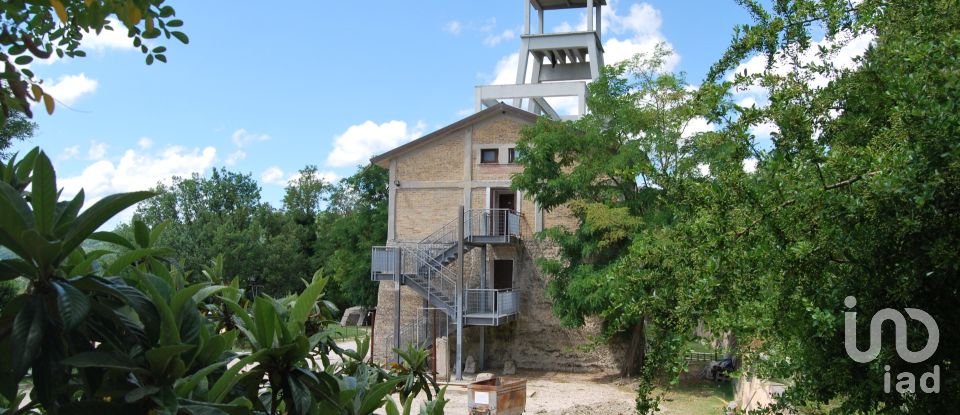 Hotel-restaurant of 2,500 m² in Urbino (61029)