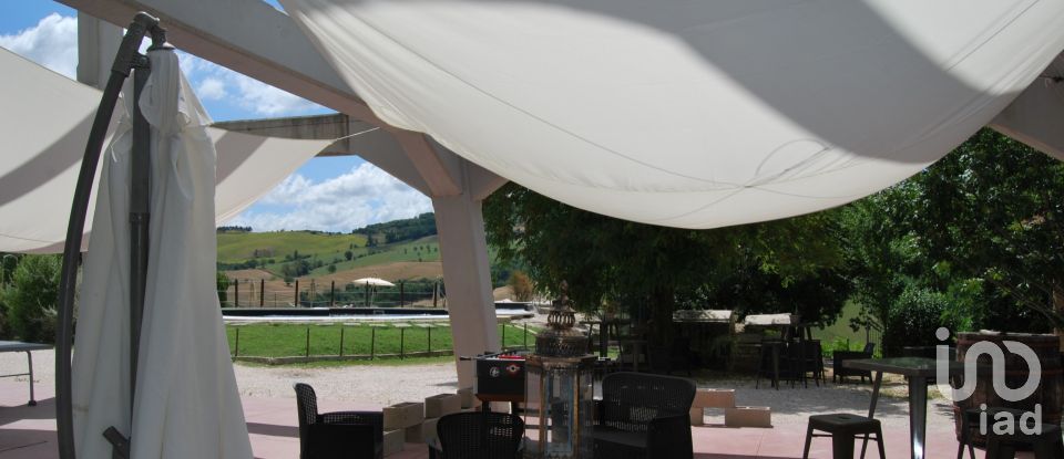 Hotel-restaurant of 2,500 m² in Urbino (61029)