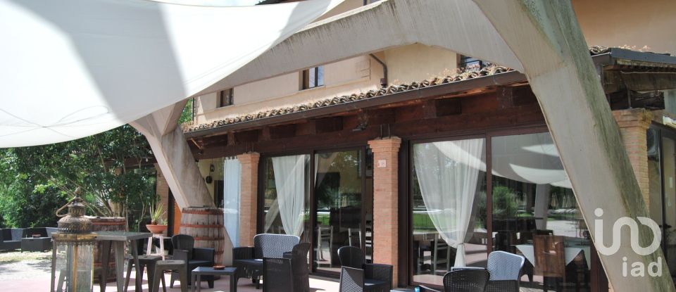 Hotel-restaurant of 2,500 m² in Urbino (61029)