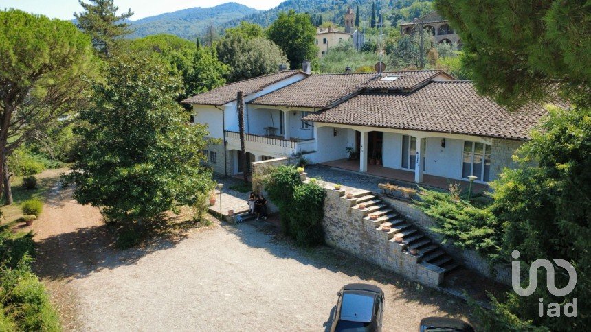 Farm 27 rooms of 1,000 m² in Arezzo (52100)