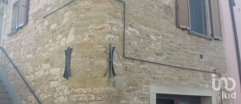 Lodge 3 rooms of 180 m² in Fossato di Vico (06022)