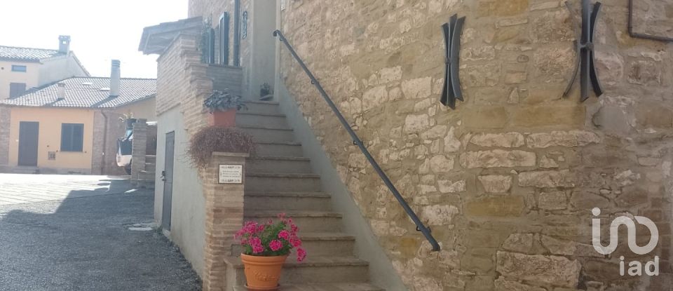 Lodge 3 rooms of 180 m² in Fossato di Vico (06022)