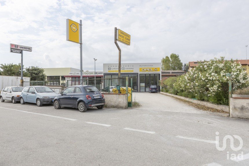 Warehouse of 500 m² in Loreto (60025)