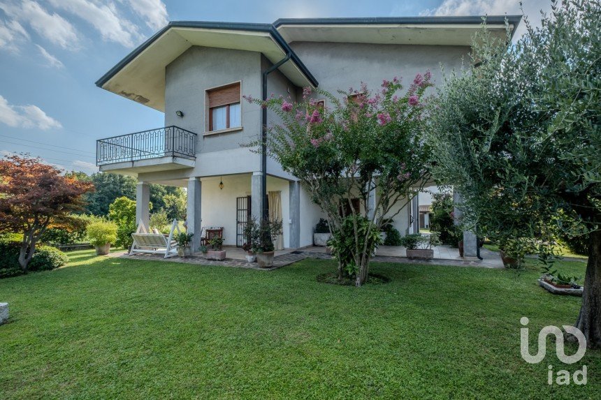 Casale 10 locali di 450 m² in Castiglione delle Stiviere (46043)
