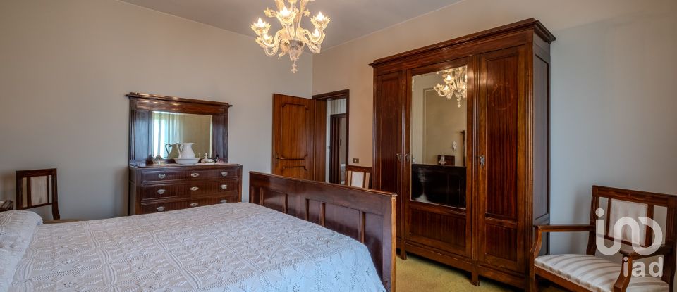 Casale 10 locali di 450 m² in Castiglione delle Stiviere (46043)