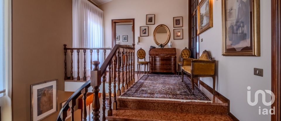 Casale 10 locali di 450 m² in Castiglione delle Stiviere (46043)