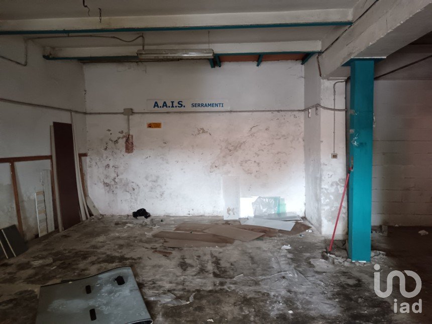 Negozio / locale commerciale di 757 m² in Genova (16152)