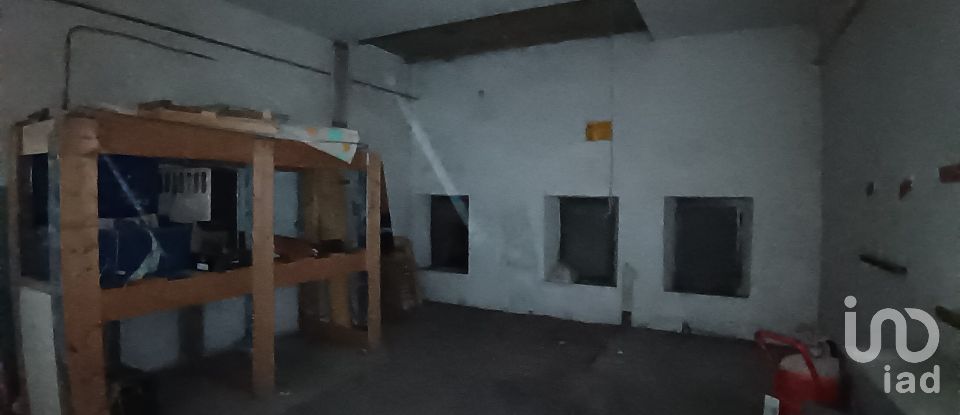 Negozio / locale commerciale di 757 m² in Genova (16152)