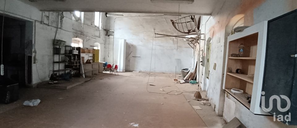 Negozio / locale commerciale di 757 m² in Genova (16152)