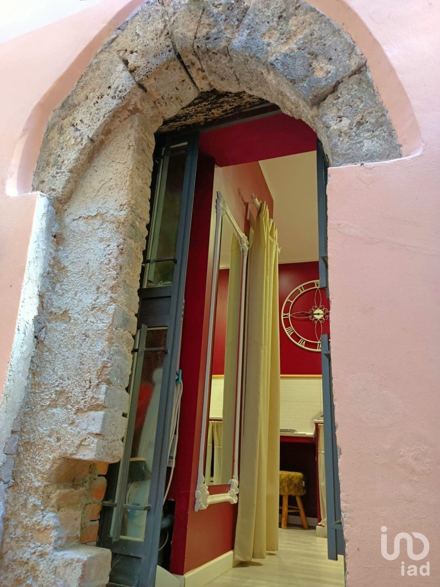 Palazzo / Stabile 5 locali di 179 m² a Foligno (06034)