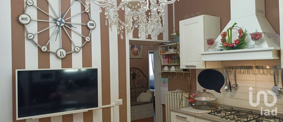 Palazzo / Stabile 5 locali di 179 m² a Foligno (06034)