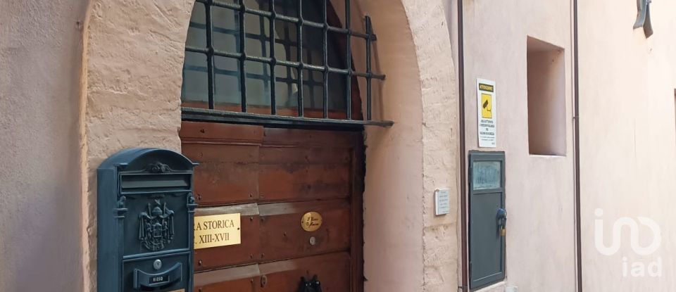 Palazzo / Stabile 5 locali di 179 m² a Foligno (06034)