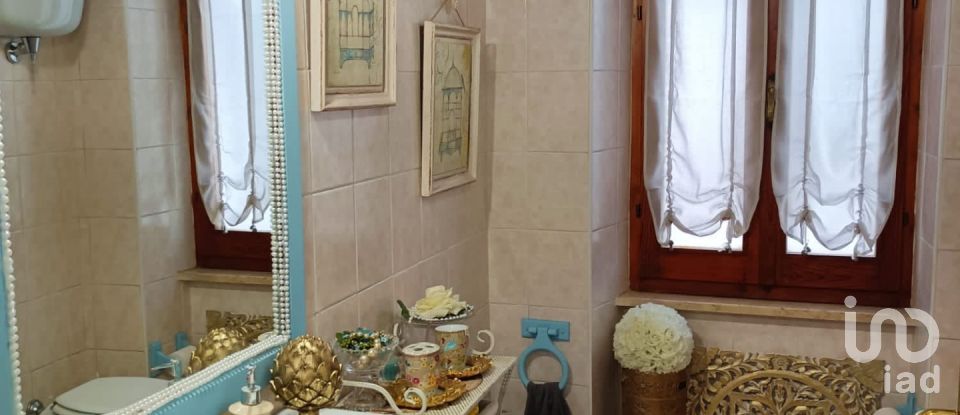 Palazzo / Stabile 5 locali di 179 m² a Foligno (06034)