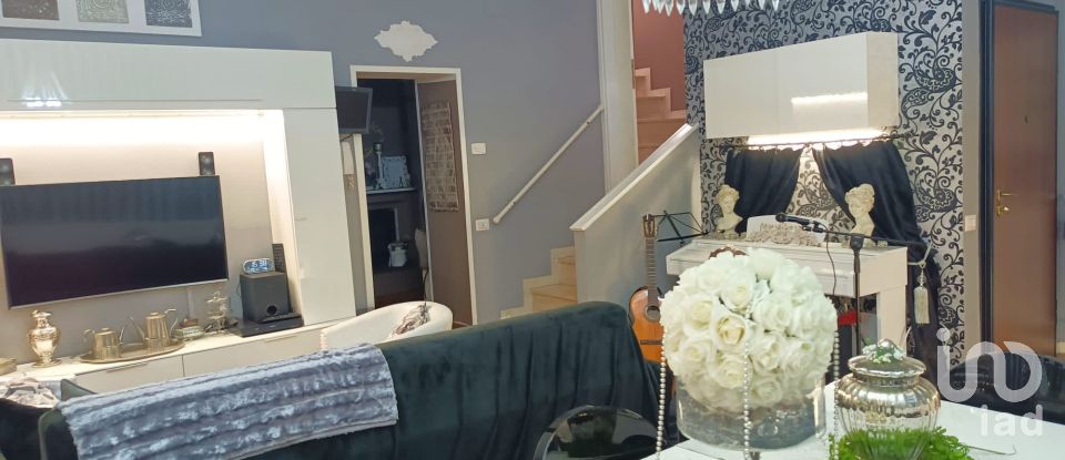 Palazzo / Stabile 5 locali di 179 m² a Foligno (06034)