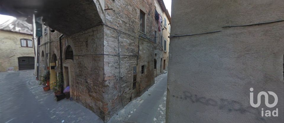 Palazzo / Stabile 5 locali di 179 m² a Foligno (06034)