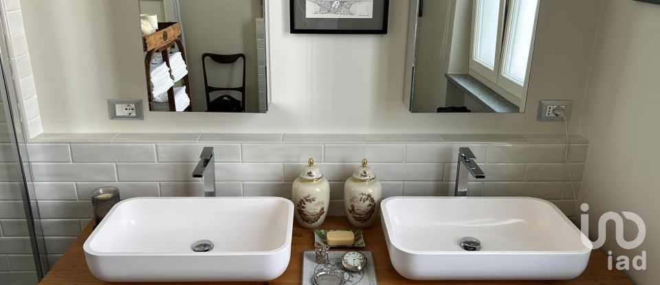 Apartment 9 rooms of 150 m² in Genova (16122)