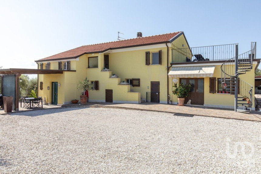 Casa indipendente / Villa 11 locali di 240 m² in Sant'Elpidio a Mare (63811)