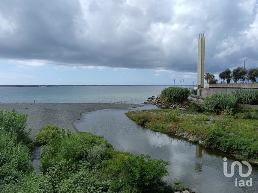 Negozio / locale commerciale di 161 m² in Genova (16155)