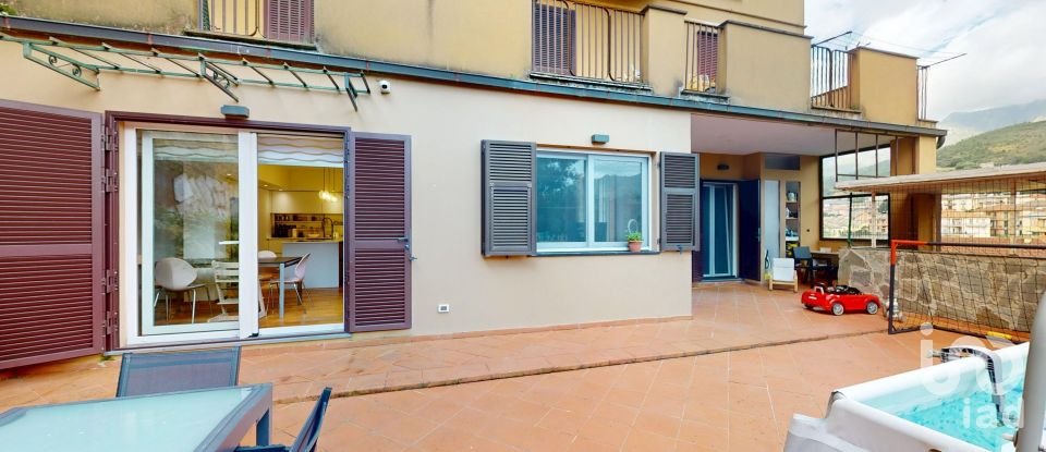 Appartamento 7 locali di 136 m² a Arenzano (16011)