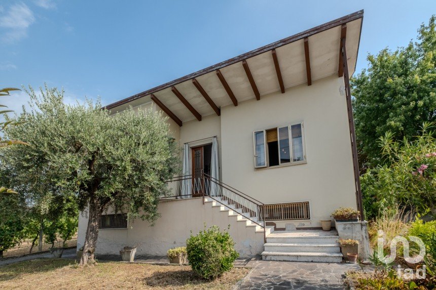 Casa indipendente / Villa 5 locali di 218 m² in Castel Goffredo (46042)