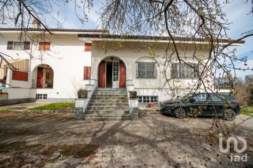 Casale 13 locali di 500 m² in Castiglione Torinese (10090)