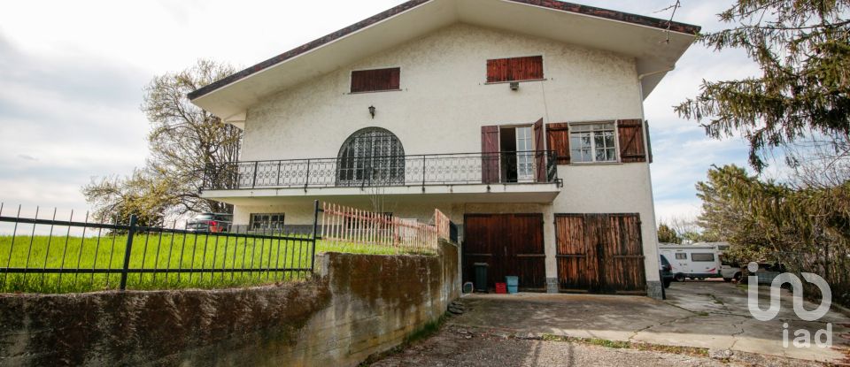 Casale 13 locali di 500 m² in Castiglione Torinese (10090)