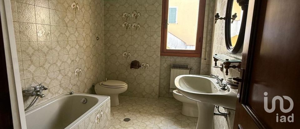 Villa Bifamiliare 7 locali di 150 m² in Arezzo (52100)