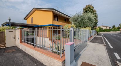 Casale 8 locali di 263 m² in Castiglione delle Stiviere (46043)