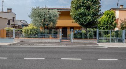 Casale 8 locali di 263 m² in Castiglione delle Stiviere (46043)