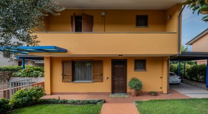 Casale 8 locali di 263 m² in Castiglione delle Stiviere (46043)