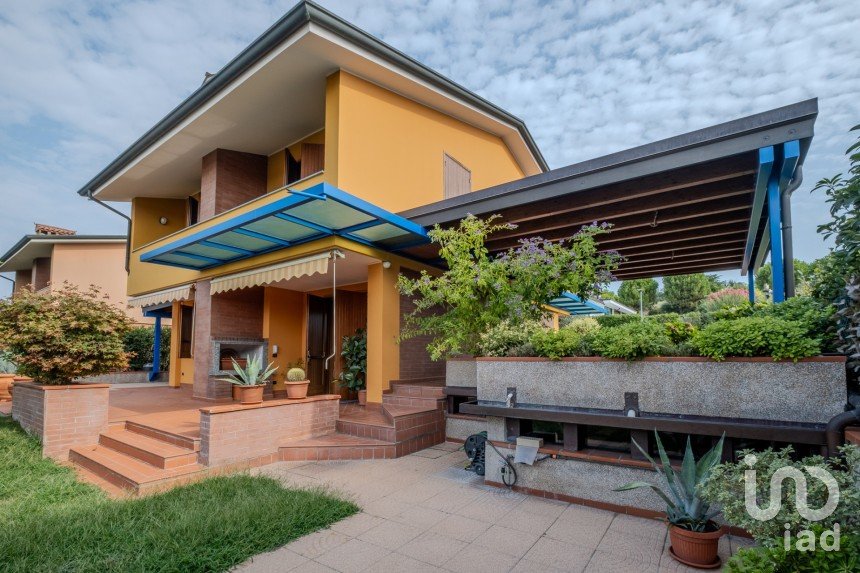 Casale 8 locali di 263 m² in Castiglione delle Stiviere (46043)