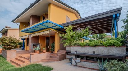 Casale 8 locali di 263 m² in Castiglione delle Stiviere (46043)