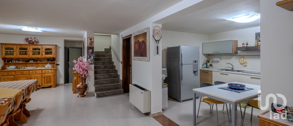 Casale 8 locali di 263 m² in Castiglione delle Stiviere (46043)