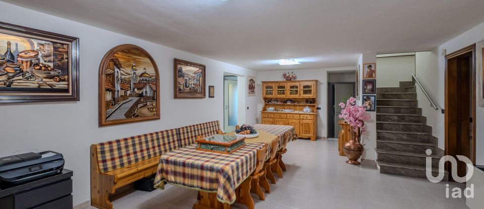 Casale 8 locali di 263 m² in Castiglione delle Stiviere (46043)