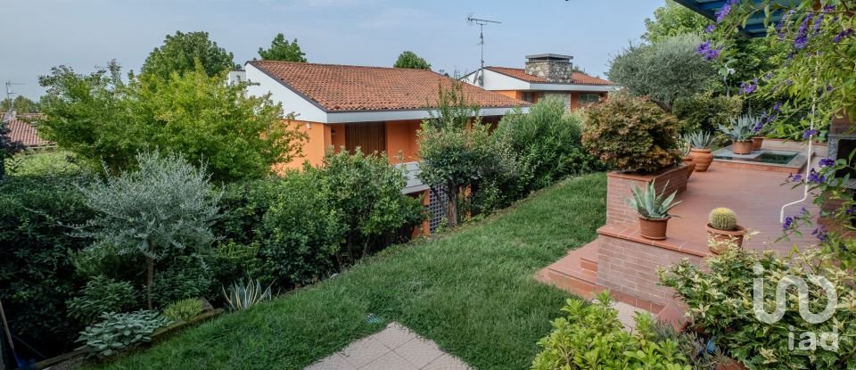 Casale 8 locali di 263 m² in Castiglione delle Stiviere (46043)