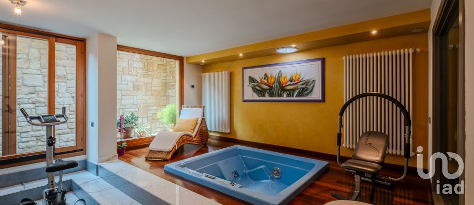 Casale 8 locali di 263 m² in Castiglione delle Stiviere (46043)