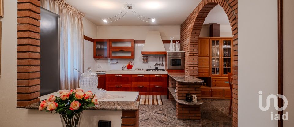 Casale 8 locali di 263 m² in Castiglione delle Stiviere (46043)