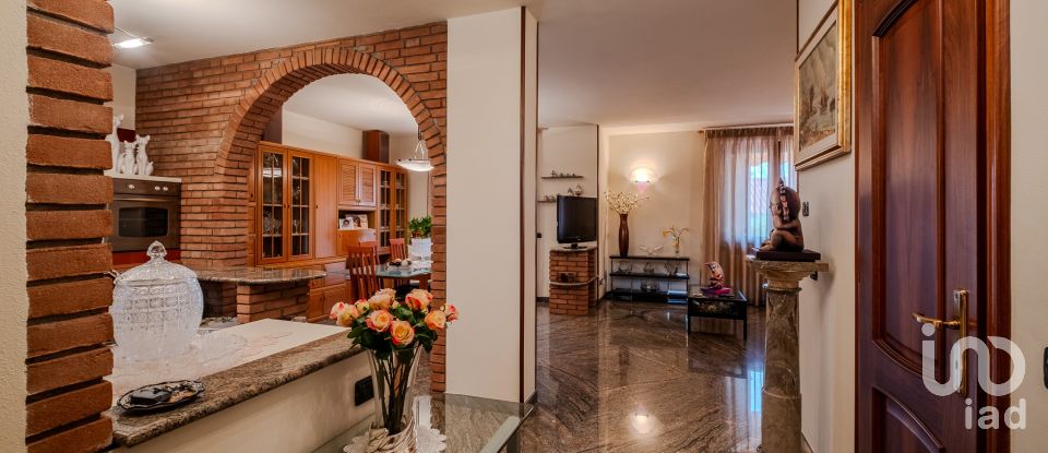 Casale 8 locali di 263 m² in Castiglione delle Stiviere (46043)