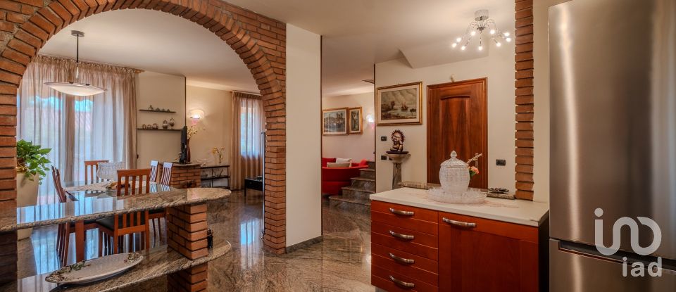 Casale 8 locali di 263 m² in Castiglione delle Stiviere (46043)