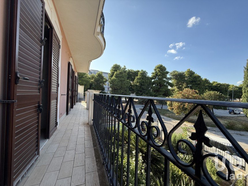 Appartamento 8 locali di 258 m² a Floridia (96014)