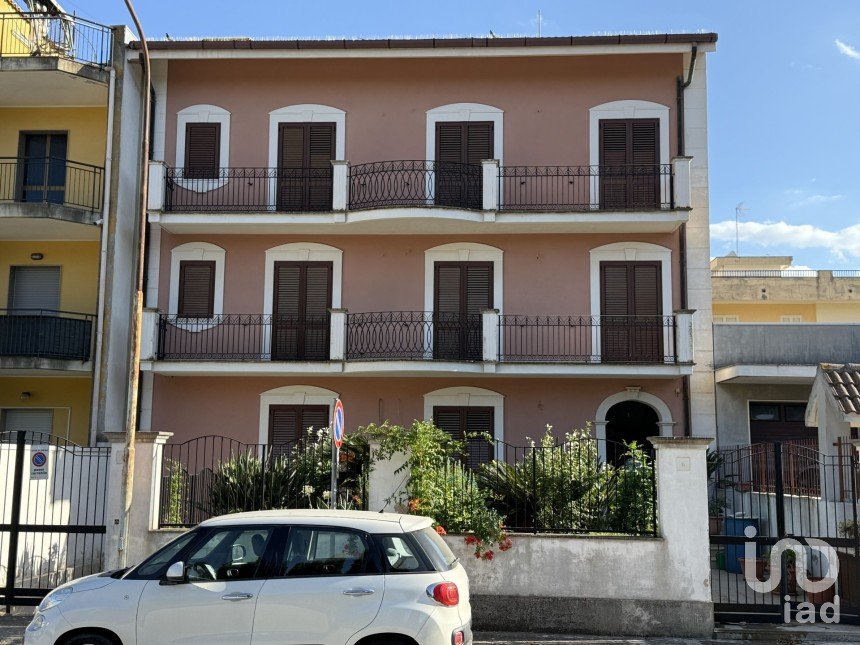 Appartamento 8 locali di 258 m² a Floridia (96014)