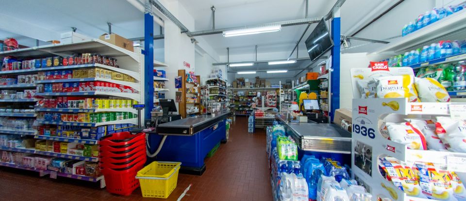 Negozio / locale commerciale di 300 m² in Genova (16135)